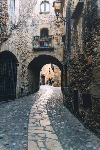 Gepflasterte Straße in der mittelalterlichen Stadt Pals, Katalonien, Spanien, lizenzfreies Stockfoto