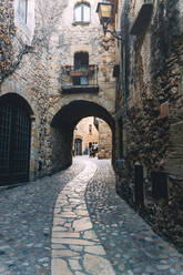 Gepflasterte Straße in der mittelalterlichen Stadt Pals, Katalonien, Spanien - GEMF03130