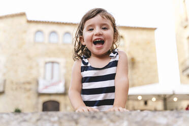 Porträt eines glücklichen kleinen Mädchens im Sommer in einem gestreiften Kleid - GEMF03132