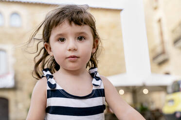 Porträt eines süßen kleinen Mädchens im Sommer in einem gestreiften Kleid - GEMF03134