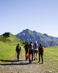 Gruppe von Wanderern, die in den Bergen wandern, Orobie Mountains, Lecco, Italien - MCVF00001