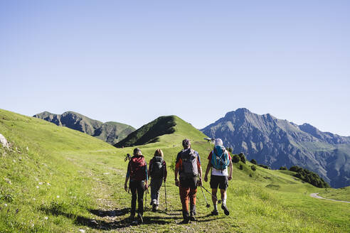 Gruppe von Wanderern, die in den Bergen wandern, Orobie Mountains, Lecco, Italien - MCVF00002