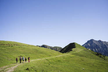Gruppe von Wanderern, die in den Bergen wandern, Orobie Mountains, Lecco, Italien - MCVF00003