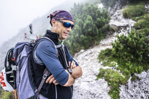 Porträt eines Wanderers in den Bergen, Orobie-Gebirge, Lecco, Italien - MCVF00004