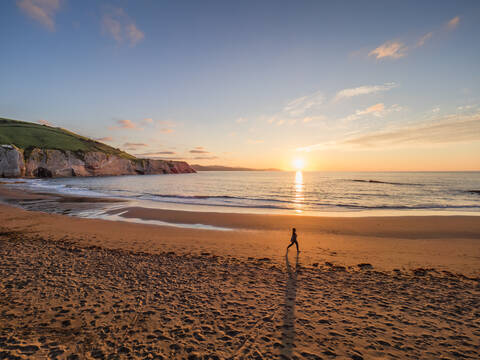 Landschaftlicher Blick auf den Strand gegen den Himmel bei Sonnenuntergang, Geopark Baskische Küste, Spanien, lizenzfreies Stockfoto