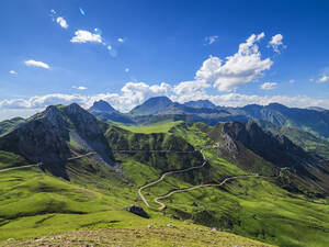 Blick auf den Hafen von La Cubilla vor blauem Himmel, Asturien, Spanien - LAF02368