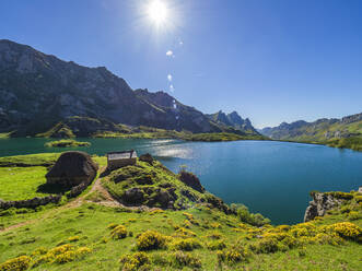 Blick auf den Lago Del Valle im Somiedo-Nationalpark, Asturien, Spanien - LAF02369