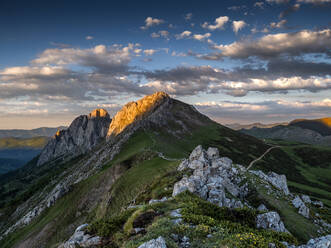 Blick auf den Hafen von La Cubilla gegen den Himmel bei Sonnenuntergang, Asturien, Spanien - LAF02371