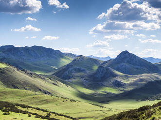 Landschaft gegen den Himmel an einem sonnigen Tag, Asturien, Spanien - LAF02372