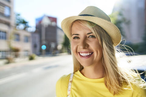 Porträt einer glücklichen jungen Frau in der Stadt, lizenzfreies Stockfoto
