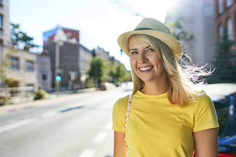 Porträt einer glücklichen jungen Frau in der Stadt, lizenzfreies Stockfoto