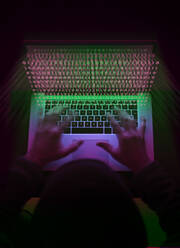 Cyberkriminalität, Ein Hacker, der einen Virus benutzt, um Software anzugreifen - ABRF00634