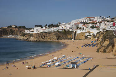 Blick auf den Strand gegen den klaren Himmel in Albufeira, Algarve, Portugal - WIF04021