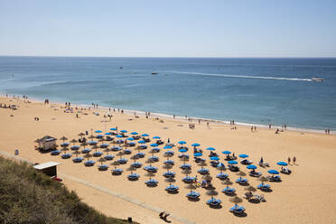 Liegestühle und Sonnenschirme am Strand im Sommer, Albufeira, Algarve, Portugal - WIF04022