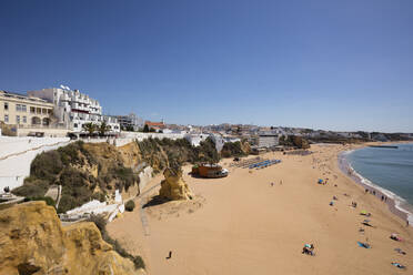 Blick auf den Sandstrand bei Albufeira, Algarve, Portugal, bei klarem Himmel - WIF04023