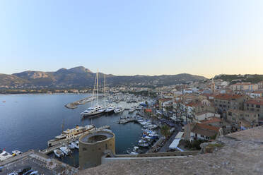 Hafen von Calvi gegen den klaren Himmel bei Sonnenuntergang, Korsika, Frankreich - ZCF00794