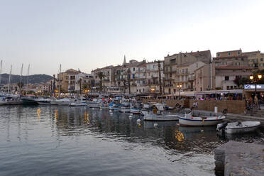 Boote vor Anker im Hafen von Calvi bei Sonnenuntergang, Korsika, Frankreich - ZCF00795