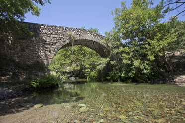 Pont de Muricciolu über dem Fluss Viru bei Albertacce, Korsika, Frankreich - ZCF00796