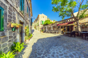 Straße inmitten von Gebäuden in Valldemossa, Mallorca, Spanien, Europa - THAF02590