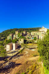 Gebäude gegen klaren blauen Himmel an einem sonnigen Tag in Valldemossa, Mallorca, Spanien, Europa - THAF02592