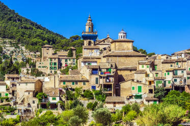 Gebäude gegen klaren blauen Himmel an einem sonnigen Tag in Valldemossa, Mallorca, Spanien, Europa - THAF02594