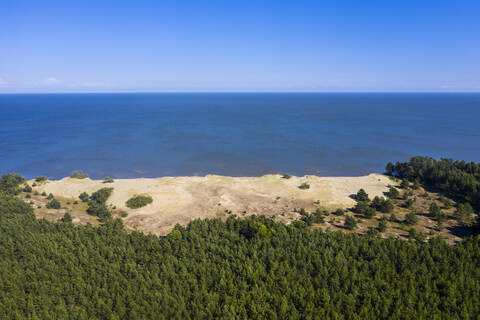 Luftaufnahme einer Meereslandschaft vor blauem Himmel an einem sonnigen Tag, Kurische Nehrung, Russland, lizenzfreies Stockfoto