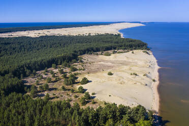 Luftaufnahme einer Meereslandschaft gegen einen klaren blauen Himmel an einem sonnigen Tag, Kurische Nehrung, Russland - RUNF02910