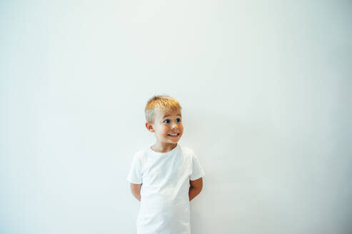 Junge posiert vor einem weißen Hintergrund - OCMF00635