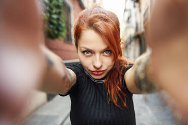 Selfie-Porträt einer rothaarigen Frau in der Stadt - JSMF01266