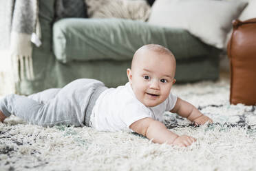 Kleiner Junge auf Teppich liegend - JOHF00082