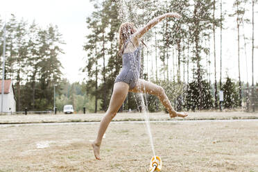 Girl playing with water - JOHF00096