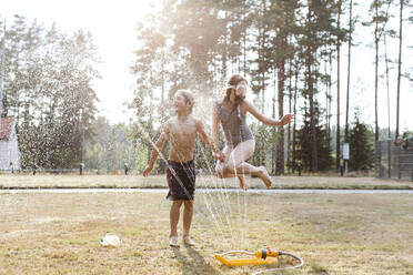 Kids playing with water - JOHF00110