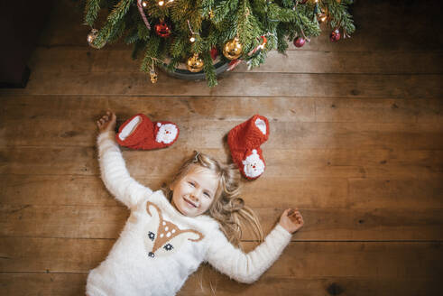 Lächelndes Mädchen unter dem Weihnachtsbaum - IPF00528