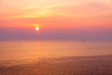 Blick auf das Meer gegen den Himmel bei Sonnenuntergang, Westküste, Schottland, UK - SMAF01437