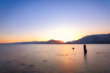 Landschaftlicher Blick auf Loch Linnhe gegen den Himmel bei Sonnenuntergang, Schottland, UK - SMAF01438