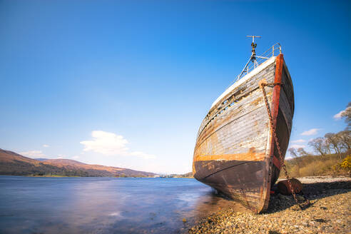 Schiffswrack gegen den Himmel am Loch Linnhe, Highlands, Schottland, UK - SMAF01444