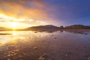 Blick auf Loch Moidart mit Castle Tioram im Hintergrund gegen den bewölkten Himmel bei Sonnenuntergang, Ardnamurchan, Highland, Schottland, UK - SMAF01459