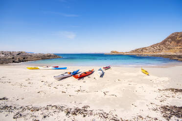 Mehrfarbige Kajaks am Strand von Smirisary gegen den Himmel, Lochaber, Schottland, UK - SMAF01465