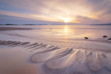 Blick auf den Camusdarach Beach gegen den Himmel bei Sonnenuntergang, Lochaber, Schottland, UK - SMAF01476