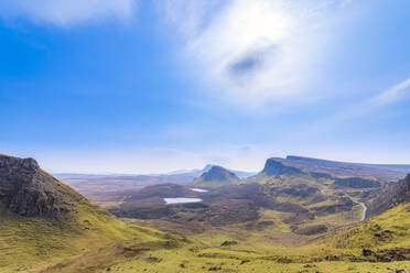 Landschaft gegen den Himmel von Quiraing, Isle of Skye, Highlands, Schottland, UK aus gesehen - SMAF01477