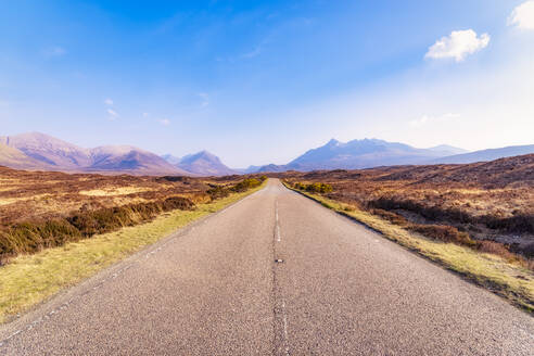 Abnehmende Sicht auf die Straße A863, die zu den Cuillin-Bergen führt, Isle of Skye, Highlands, Schottland, UK - SMAF01483