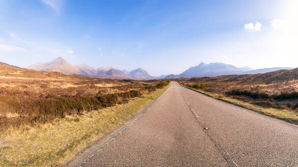 Abnehmender Blick auf die leere Straße A863 in Richtung Cuillin Mountains, Isle of Skye, Highlands, Schottland, UK - SMAF01484