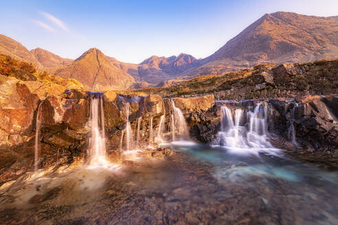 Blick auf den Wasserfall Fairy Pools, Glenbrittle, Isle of Skye, Highlands, Schottland, UK - SMAF01485