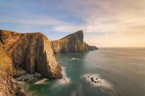 Neist Point Lighthouse am Meer gegen den Himmel bei Sonnenuntergang, Waterstein, Isle of Skye, Highlands, Schottland, UK, lizenzfreies Stockfoto