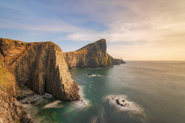 Neist Point Lighthouse am Meer gegen den Himmel bei Sonnenuntergang, Waterstein, Isle of Skye, Highlands, Schottland, UK - SMAF01489