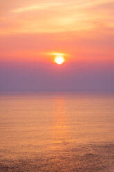 Blick auf das Meer und den Himmel bei Sonnenuntergang, Isle of Skye, Highlands, Schottland, UK - SMAF01493