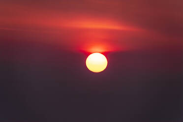 Idyllische Aufnahme von Sonne gegen bewölkten Himmel bei Sonnenuntergang, Isle of Skye, Highlands, Schottland, UK - SMAF01495