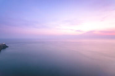 Blick auf das Meer bei bewölktem Himmel während des Sonnenuntergangs, Waterstein, Isle of Skye, Highlands, Schottland, UK - SMAF01498