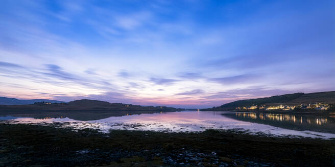 Loch Dunvegan gegen den Himmel bei Sonnenuntergang, Isle of Skye, Highlands, Schottland, UK - SMAF01499