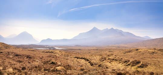 Landschaft mit den Cuillin-Bergen im Hintergrund gegen den Himmel auf der Isle of Skye, Highlands, Schottland, UK - SMAF01504